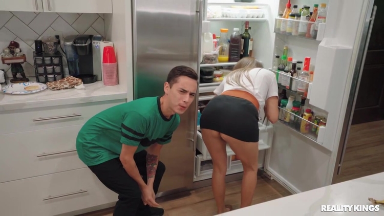 Juan Loco And Pristine Edge In Busy Milf Pranked By Sneaky Cock / 05.12.2022_main_thumbnail