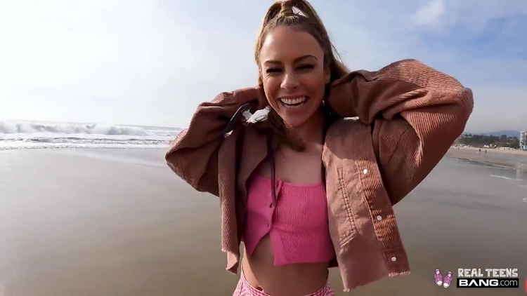 Summer Vixen - Spreads Her Pussy Lips On The Beach_main_thumbnail