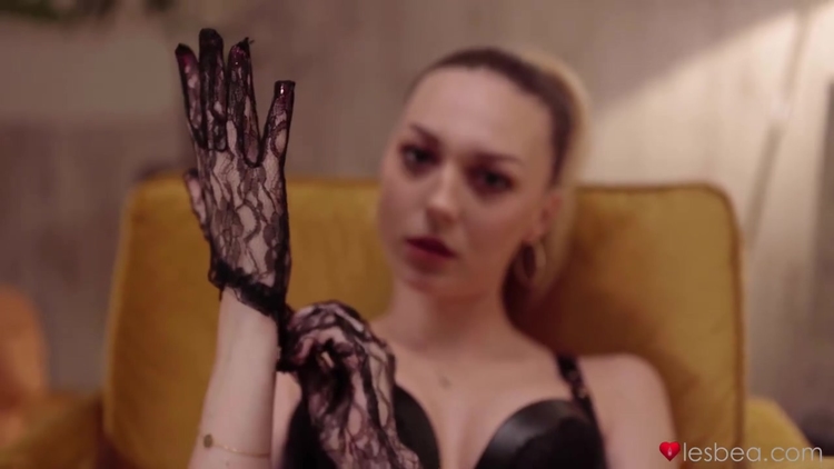 Isabella De Laa - Blonde Domme In Leather And Lace_main_thumbnail