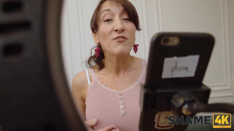 It Aint Easy Being A Blogger - Karina Fox_main_thumbnail