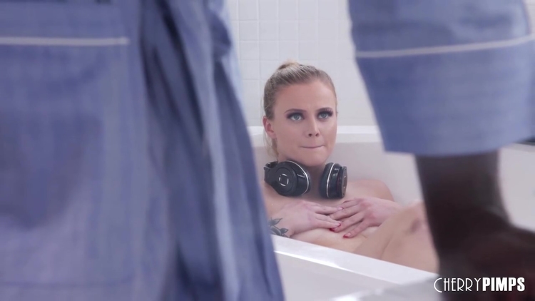 Paris White In Quick Shower Turns_main_thumbnail