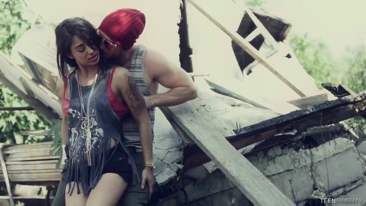 Hot Outdoor Oral Sex Video_main_thumbnail