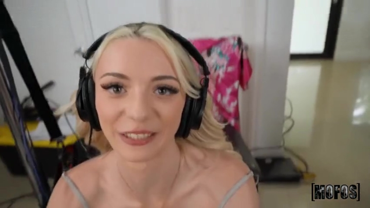 Taylor, Luna Luxe - Sound Girl Gets Fucked_main_thumbnail