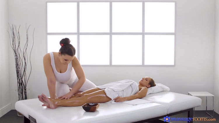 Kinuski & Sofia Lee - Natural Body Babes Covered In Oil_main_thumbnail