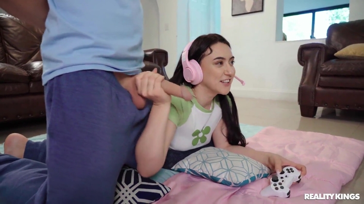 Mandy Muse, Oliver Flynn - Freeuse Fuck With Hot Gamer Roommate_main_thumbnail