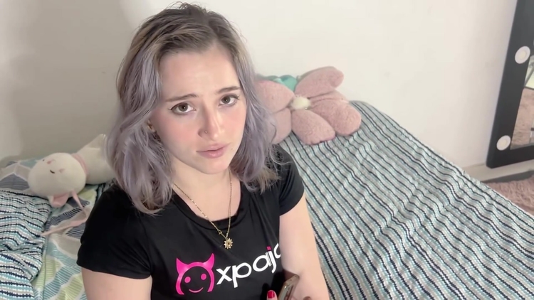 Mi Amiga Le Enoja Que La Interrumpan Con Su Video Llamada Hot Con Su Novio Asi Que Me Pide Folle_main_thumbnail