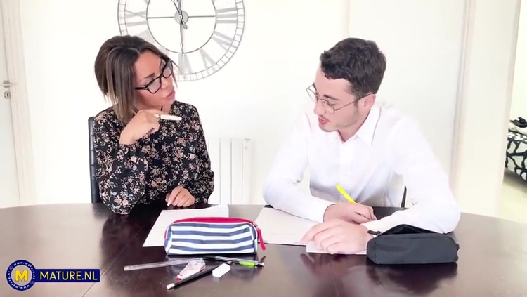 Vittoria Divine - Anal Milf Teacher_main_thumbnail