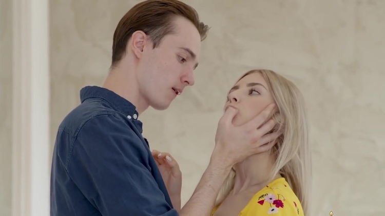 Russian Blonde Had Sex With A Guy On The First Day Of Dating_main_thumbnail