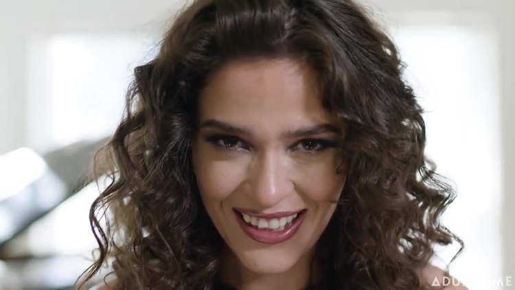 Victoria Voxxx - Upclose_main_thumbnail