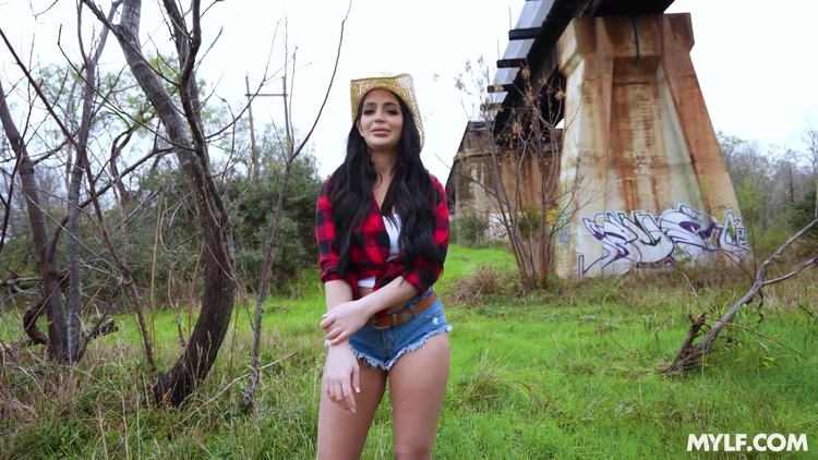 Hot Milf Seduce A Stranger By Parading Her Juicy Ass_main_thumbnail