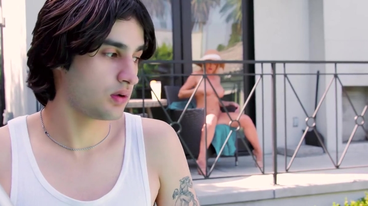 A Mature Blonde Seduced A Simple Worker For Sex_main_thumbnail