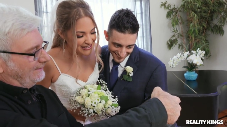 Chubby Bimbo Jaw-dropping Porn Video_main_thumbnail