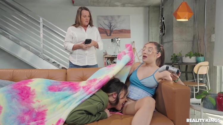 Violet Gems And Tomie Tang Hot Lesbian Sex_main_thumbnail