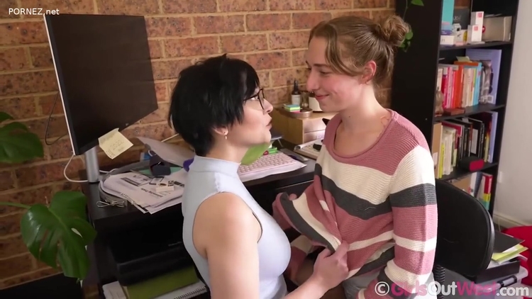 Booty Vixens Amateur Lesbian Sex_main_thumbnail