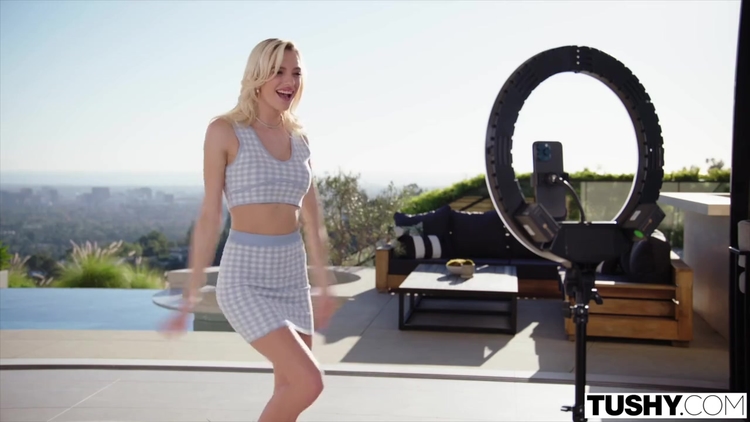 Anal-loving Influencer Kenna Captivates Her Audience_main_thumbnail