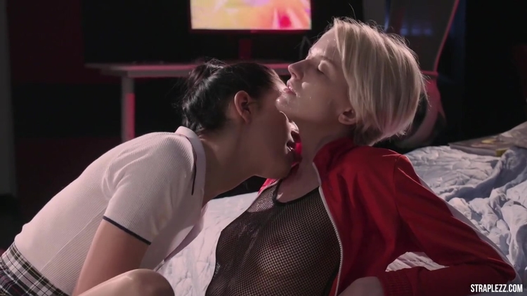 Huge Ejaculations From Lesbian Fake Cocks_main_thumbnail