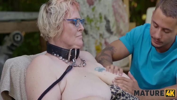 Kinky Mature Giantess Diana Loves Pet Play In Stockings With 2 Strangers In Public 17 Min_main_thumbnail