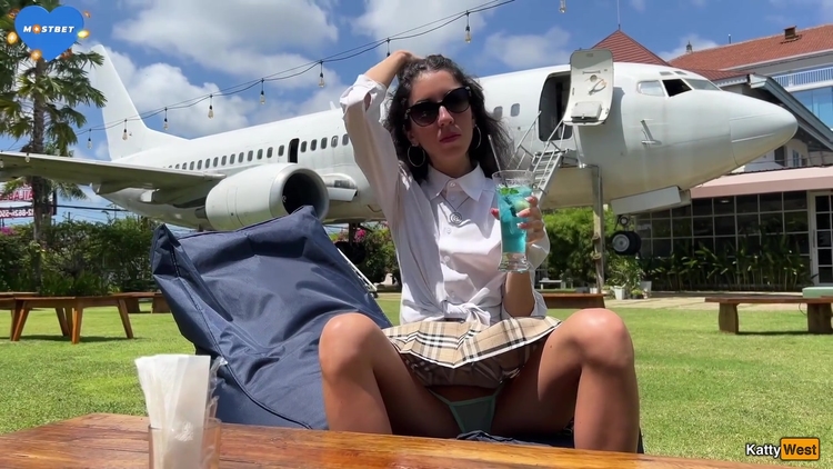 I Asked A Stranger To Take A Photo Of Me On The Beach And He Fucked Me In Hotel And Came On My Face_main_thumbnail