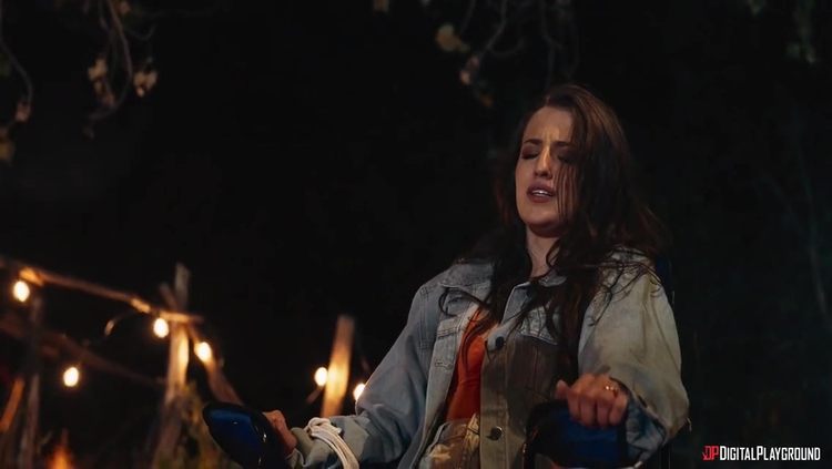 Sexy Black August Skye Hot Threesome Sex_main_thumbnail