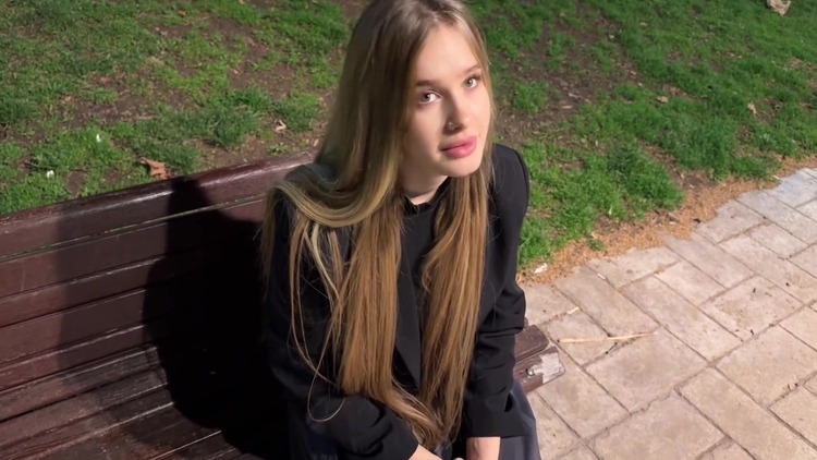 Girl Needs Help. What Would You Do In This Situation?_main_thumbnail