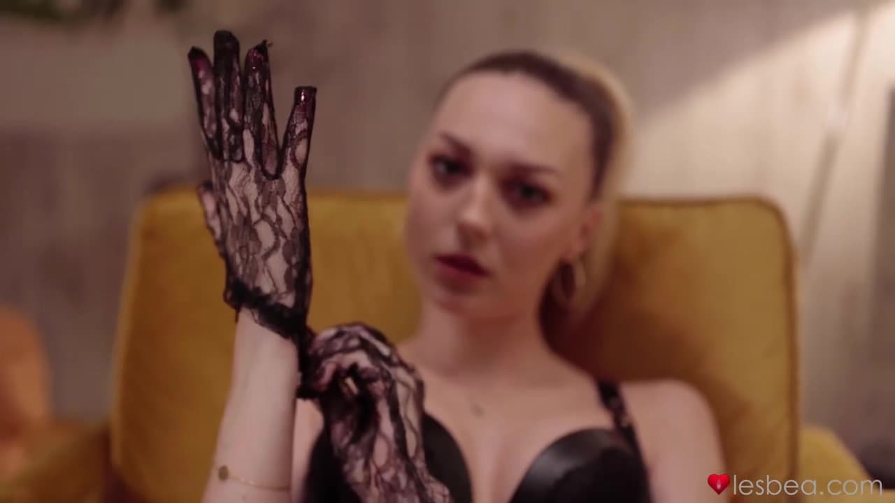 Isabella De Laa - Blonde Domme In Leather And Lace_main_thumbnail