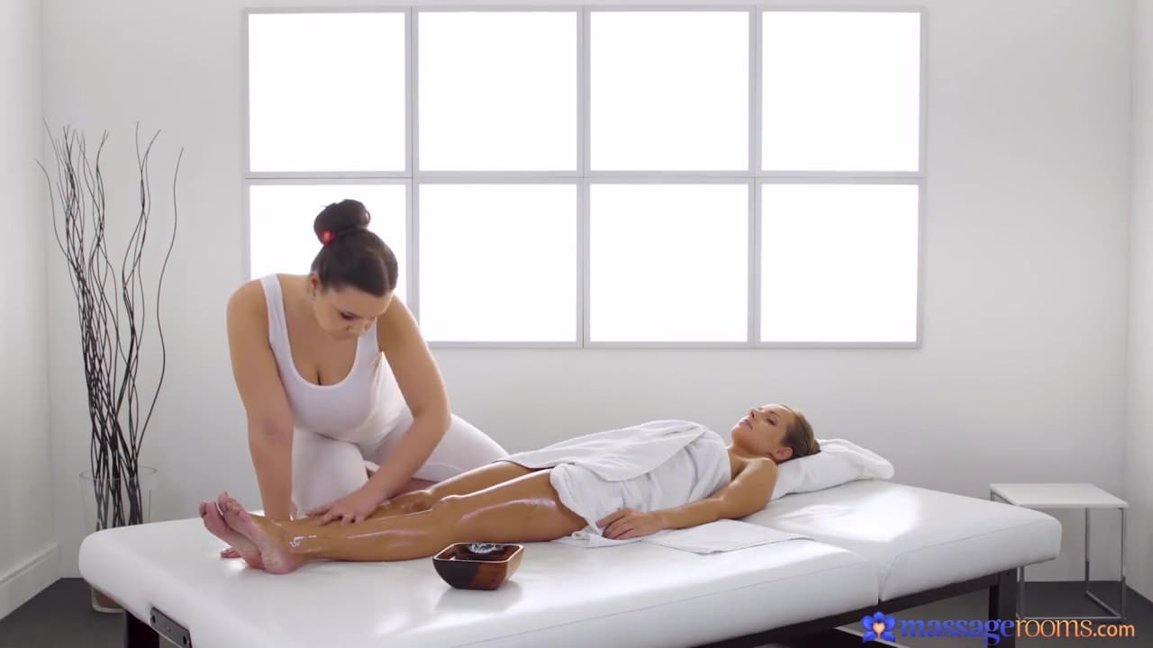 Kinuski & Sofia Lee - Natural Body Babes Covered In Oil_main_thumbnail