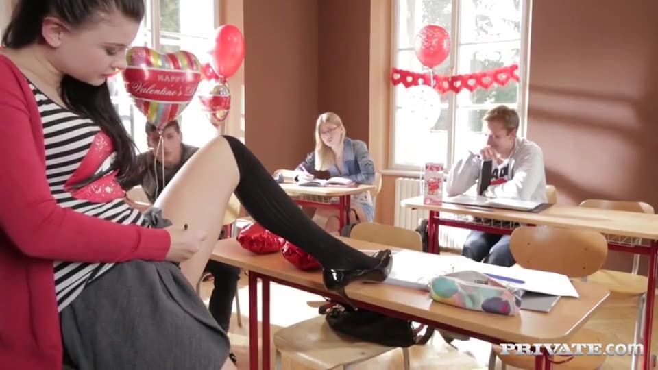 Yammy teen 18+ Holiday Porn Clip_main_thumbnail