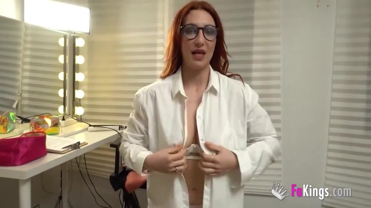 Lucia Fernandez Teases A Young Candidate At His 1st Casting!_main_thumbnail