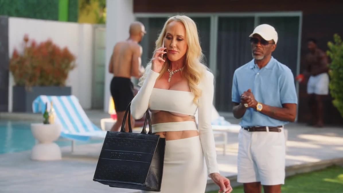 Milf With Big Milkings Serves Strong Black Cocks_main_thumbnail