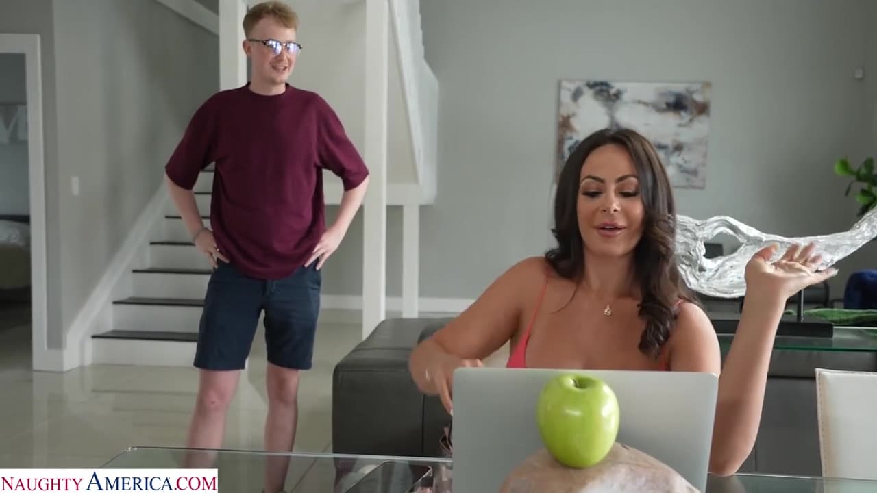 Kiki Klout In_main_thumbnail