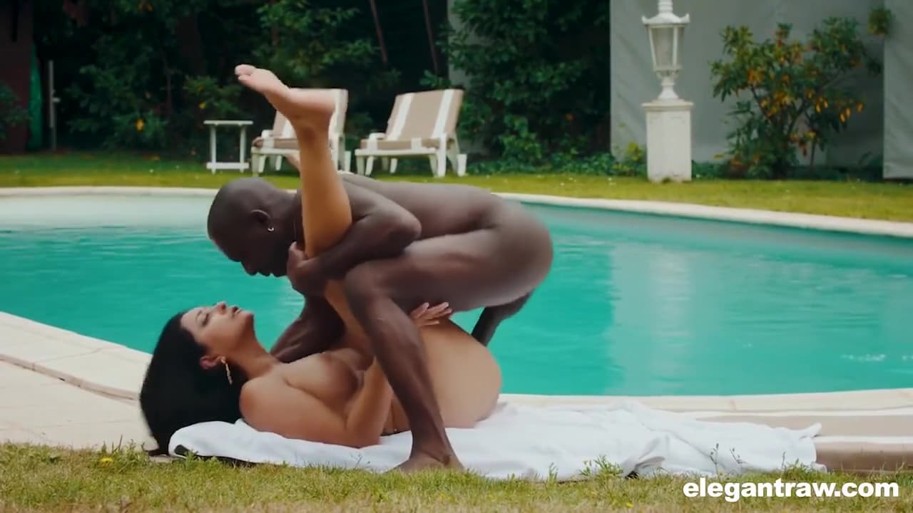 White Woman Fucks Big On Vacation_main_thumbnail