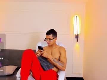 Ryan  (You help me reach 150 thumbs up) live cam