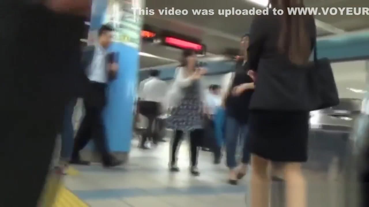 Asian pee in squat toilet_main_thumbnail