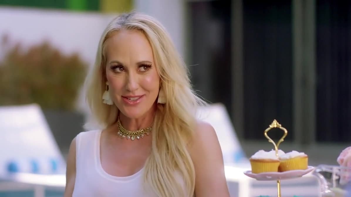 Milf With Big Milkings Seduces Brutal Gardener For Sex_main_thumbnail