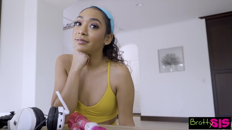 Stepbro Catches Sarah Lace Multitasking Playing Video Games & Masturbating At Dining Table_main_thumbnail